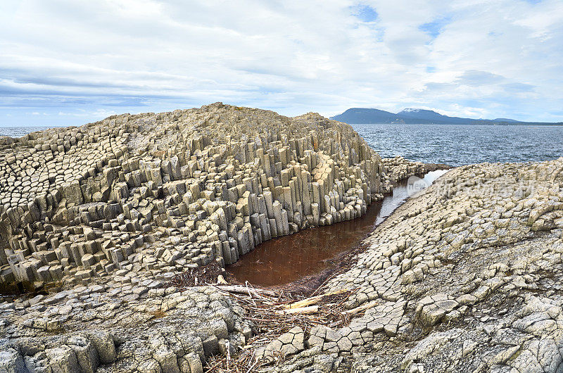 岩石海岸，火山岩层，国后岛，斯托尔布查蒂角