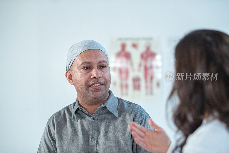男性癌症患者咨询女性医疗专业人员