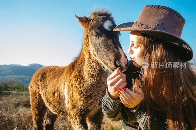 一个年轻女人和她的小马朋友