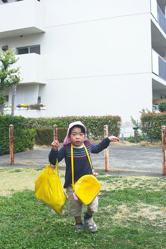 小男孩正从幼儿园回家