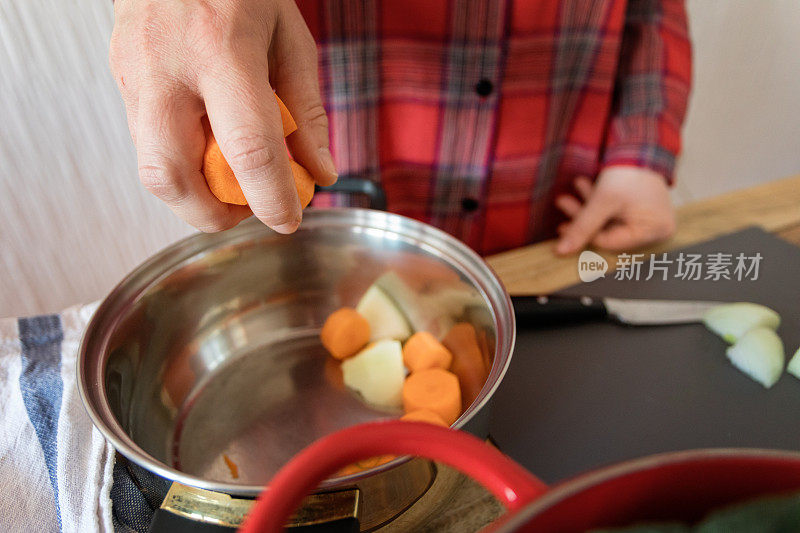 在家做饭，准备蔬菜汤