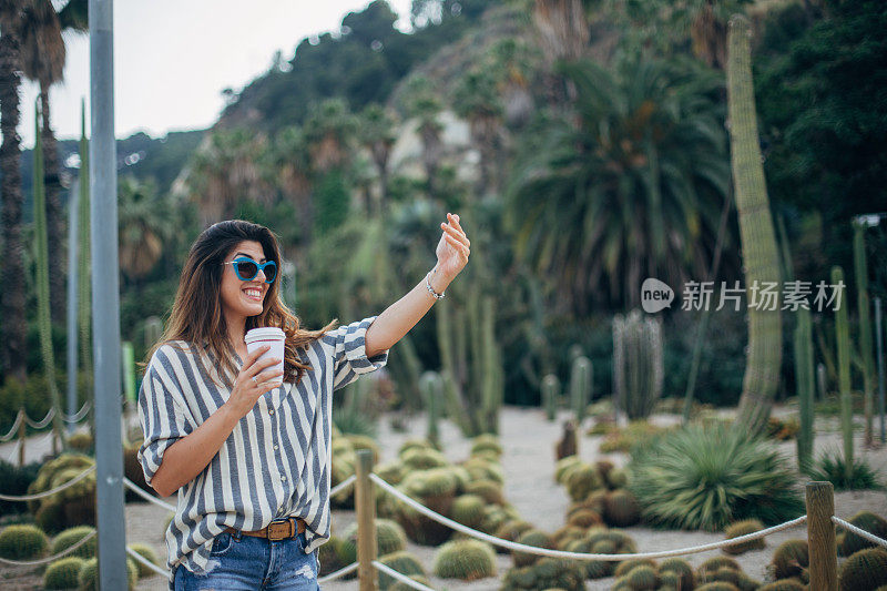 女子参观植物园