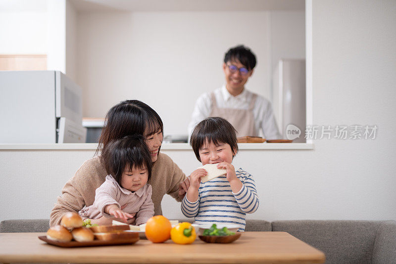 父亲在厨房为家人做饭