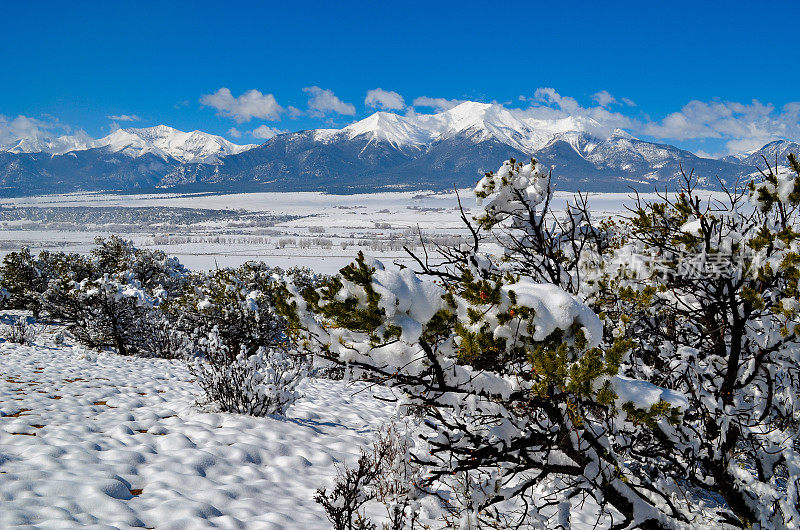 科罗拉多州积雪覆盖的山峰