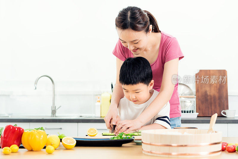 亚洲男孩学习准备食物做寿司卷