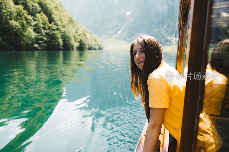 从渡船上欣赏国王湖景色的女人