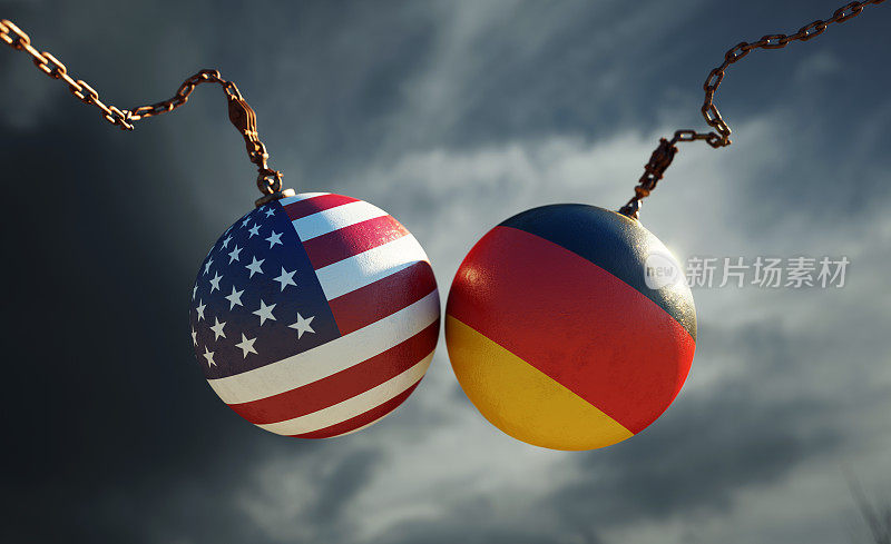 破坏球纹理与美国和德国国旗在黑暗的暴风雨的天空