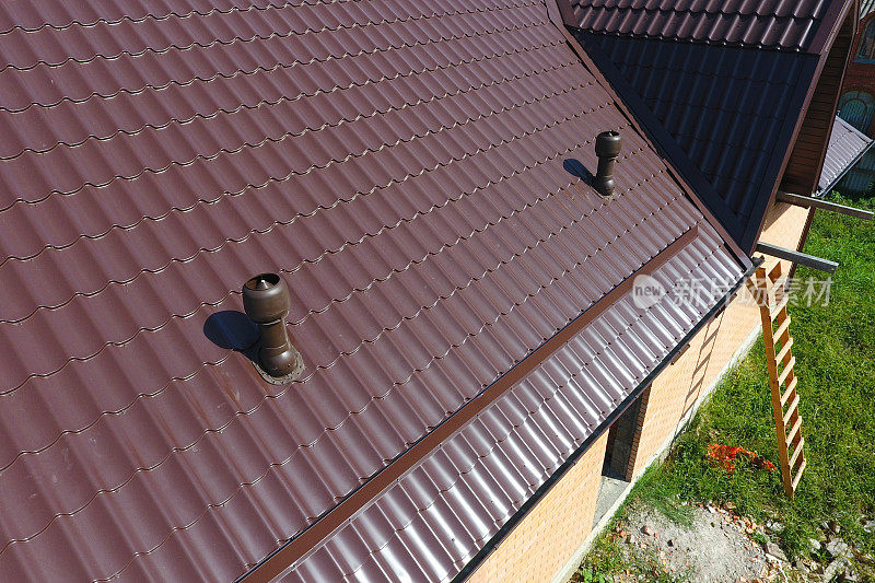 金属屋顶风管。瓦楞板屋顶。金属型材波状屋面