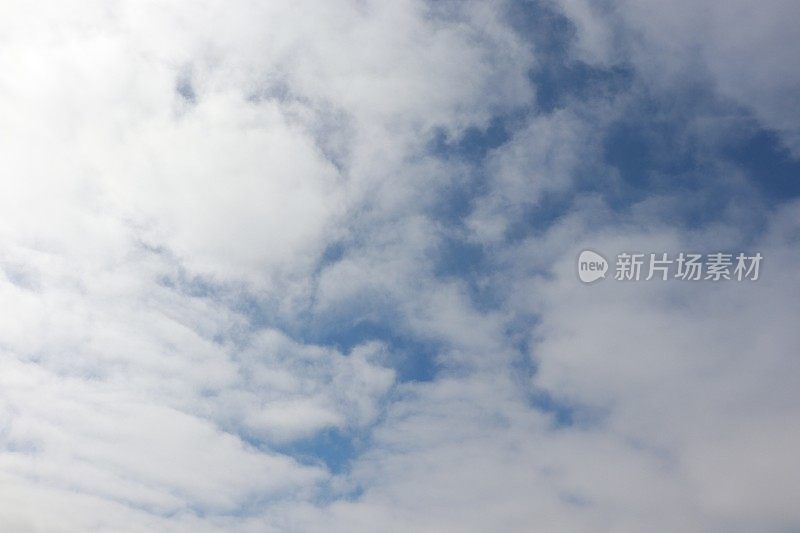 蓝色天空映衬着蓬松的白云