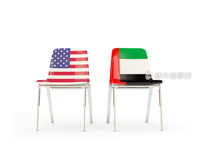 两张印有美国国旗和阿拉伯联合酋长国国旗的椅子被孤立在白色上