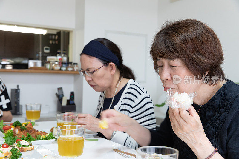 日本老年妇女在家开派对