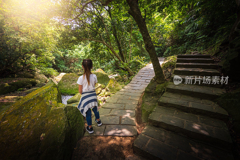 台湾台牌，小女孩走在圆觉瀑布步道上