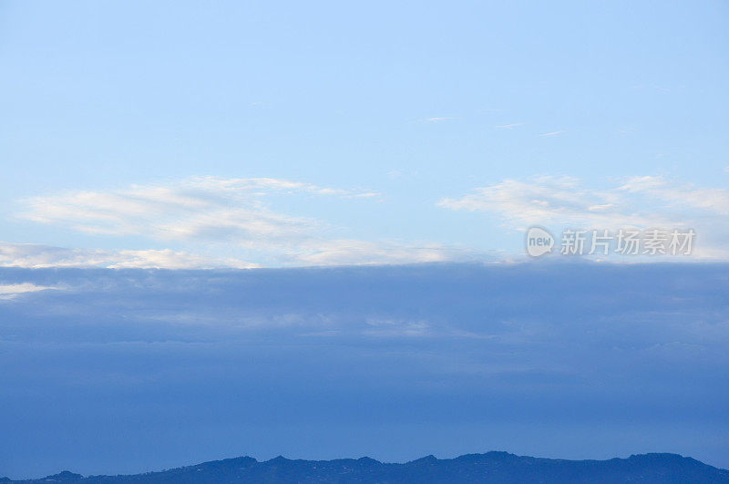 成都龙泉山脉日出时的美丽云景