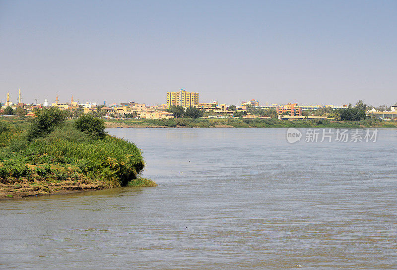 图蒂岛附近的尼罗河和恩图曼的天际线，蓝尼罗河和白尼罗河的交汇处，苏丹喀土穆