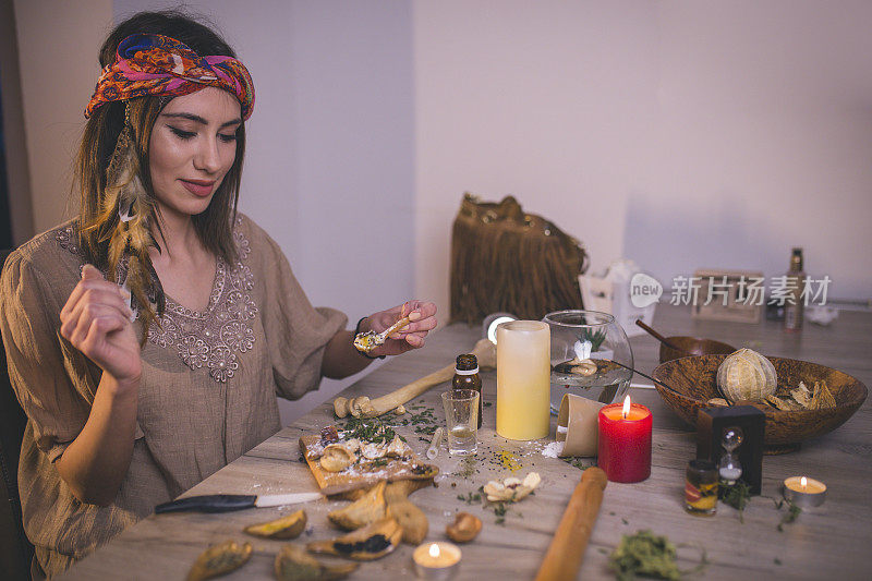 女人制作天然化妆品，俯视图