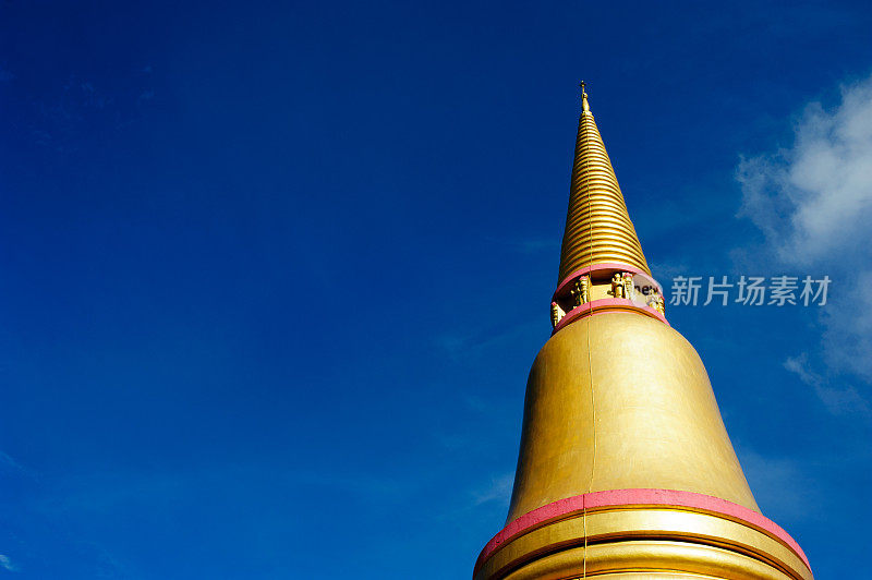 泰国颂卡，红卡寺的巨大宝塔和蓝天