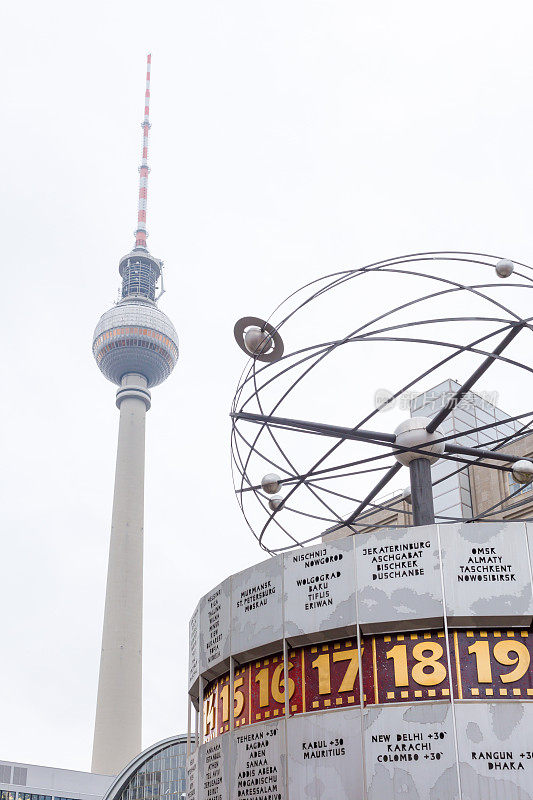 冬天的一天，德国柏林的电视塔和世界钟的塔尖