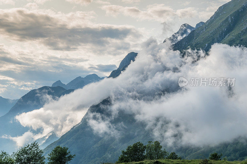 日落时的斯洛文尼亚高山牧场