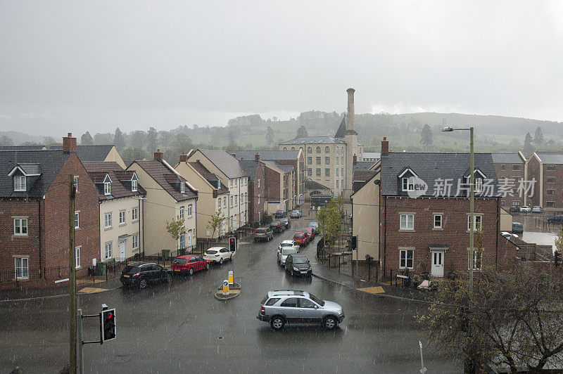 英国下雨天的郊区住宅