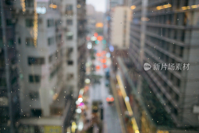 香港街景被雨滴打在窗户玻璃上