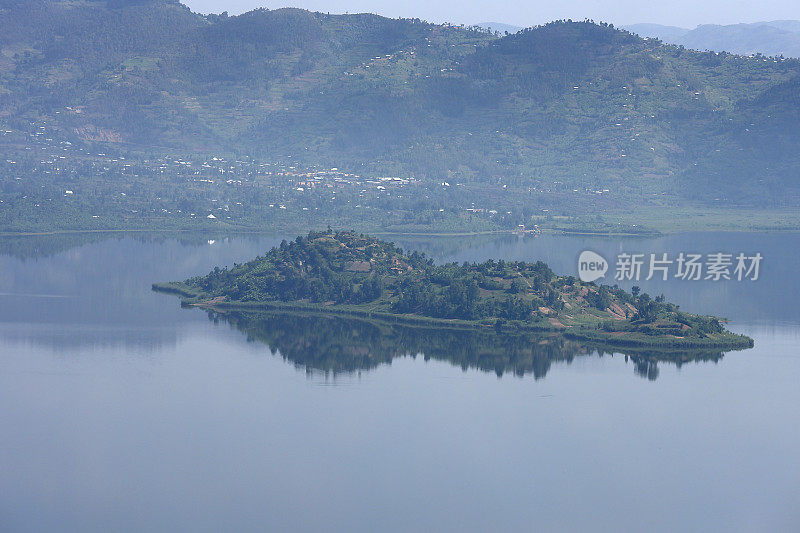 鲁洪多湖在维龙加火山山脉脚下-卢旺达