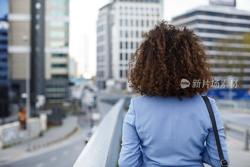 女商人通勤上班的肖像