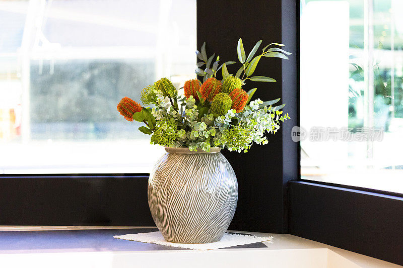 花瓶中的澳洲本土花卉，背景与复制空间