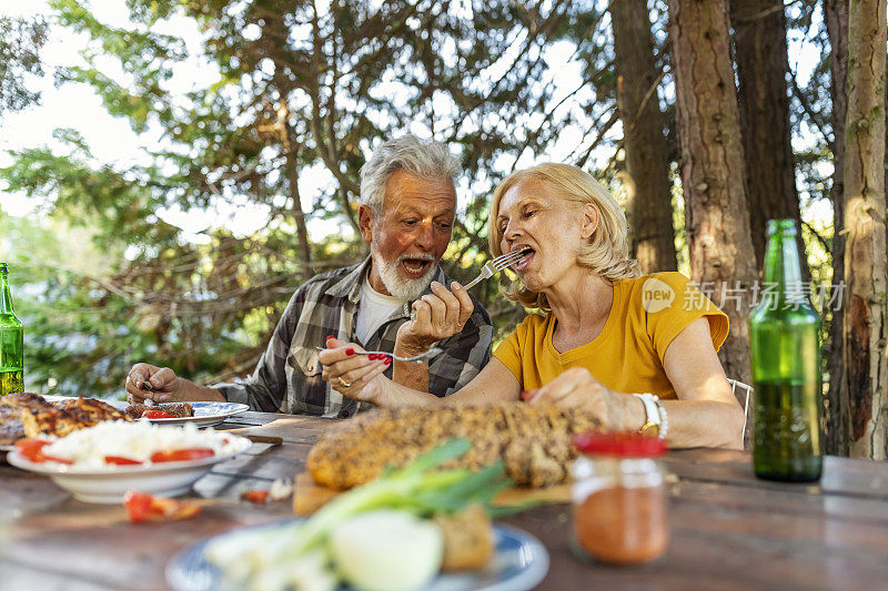 一对老年夫妇在户外吃午餐