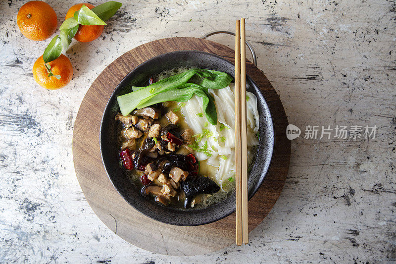 中国自制汤面:蔬菜、蘑菇和鸡肉