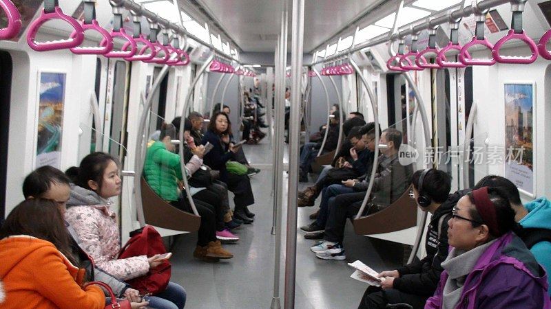 成都地铁，人们坐着，站着的场景