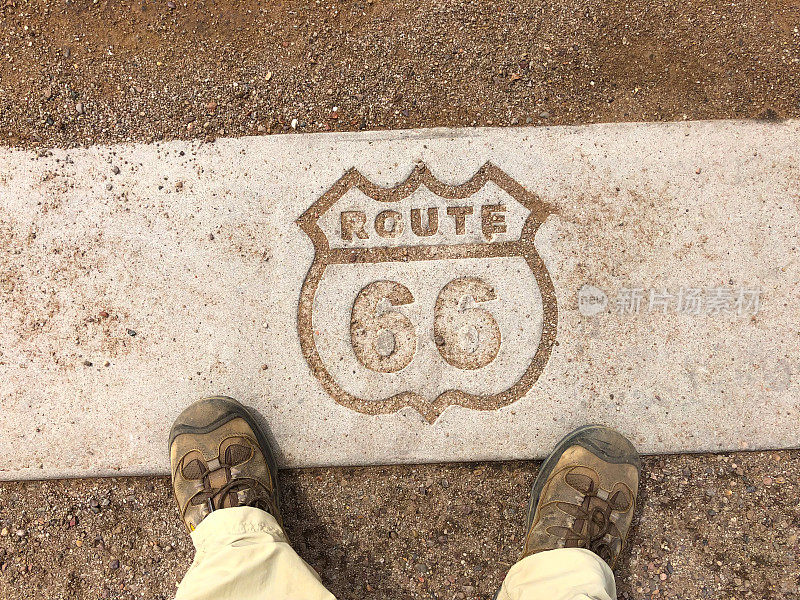 66号公路人行道上的标志
