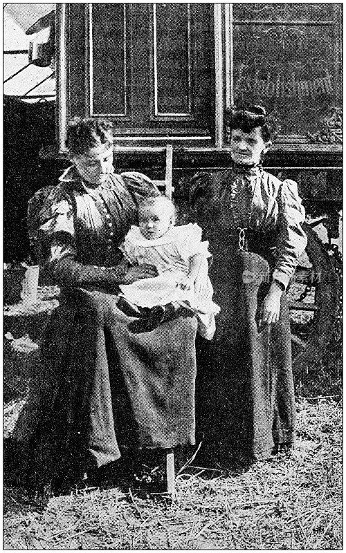 古董照片:马戏团妇女与婴儿
