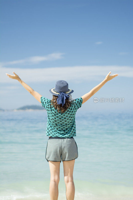 感谢女人看着大海伊帕内玛海滩