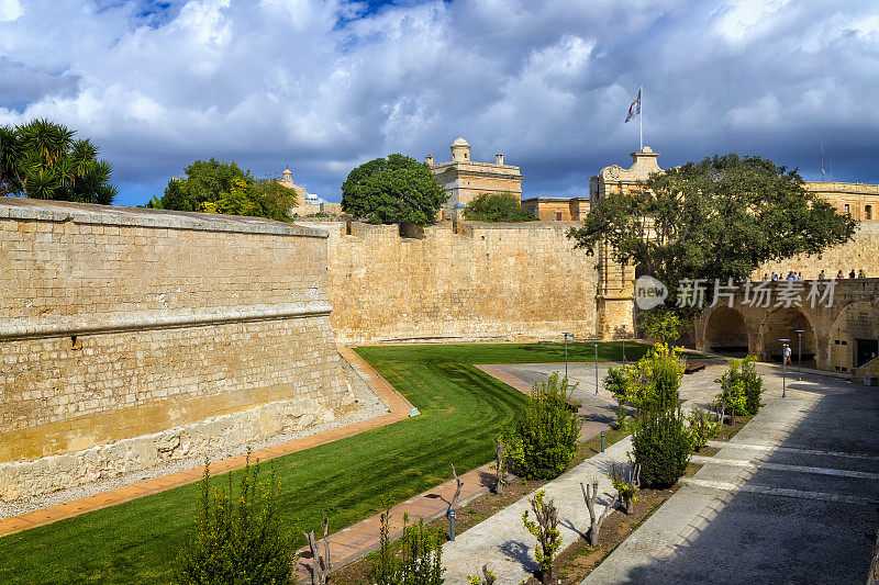 马耳他姆迪那有坚固城墙和护城河的大门