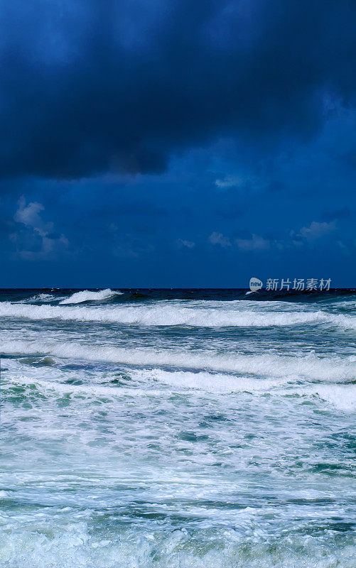 可怕的海景和暴风雨天的海浪