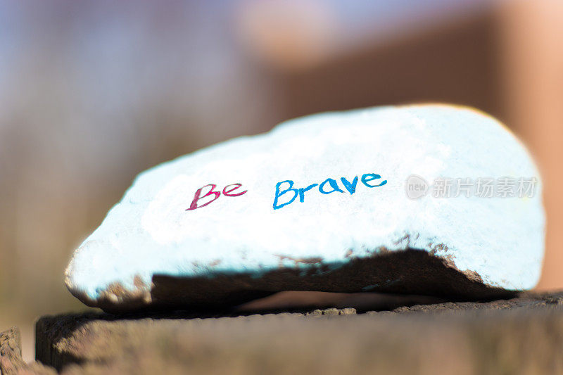 彩绘岩石与鼓舞人心的流行病信息:勇敢