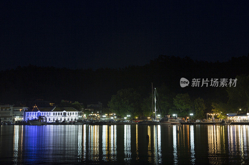 晚上在希腊卡瓦拉，萨索斯岛海岸的建筑物