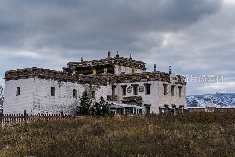 风景优美的蒙古族寺庙村