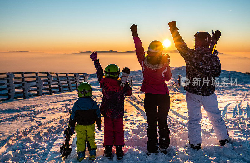 后视图的家庭在滑雪度假