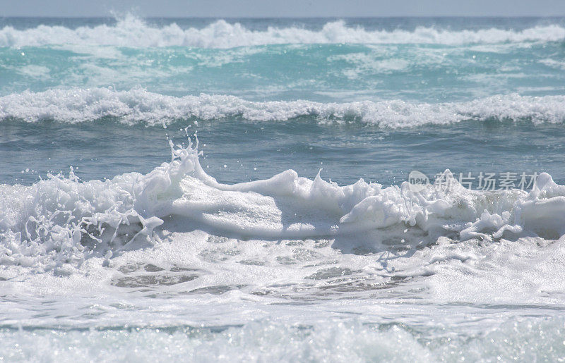 新西兰:在皮哈海滩冲浪