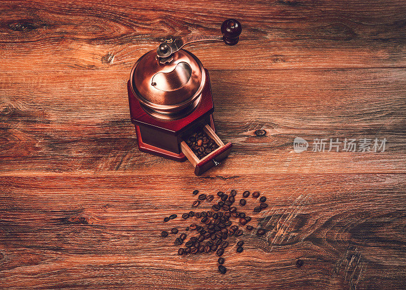 咖啡研磨机和咖啡豆放在木地板上