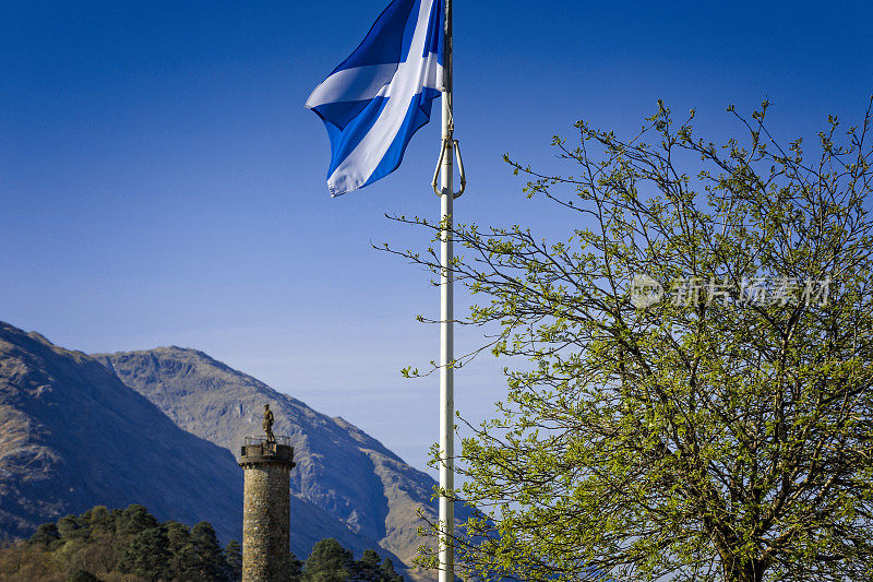 以群山为背景的希尔湖格伦芬南纪念碑上的苏格兰国旗
