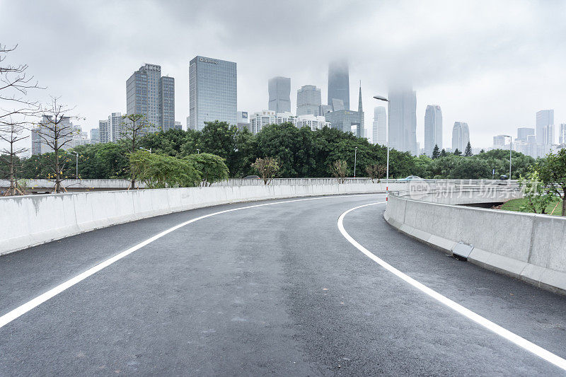 雨天城市空路