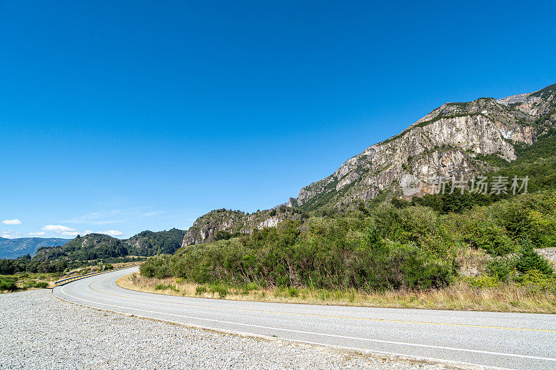 卡雷拉·奥斯特拉在陡峭的山峦旁奔跑