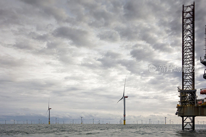 德国北海拥有8MW风力涡轮机和海上平台的海上风力发电场