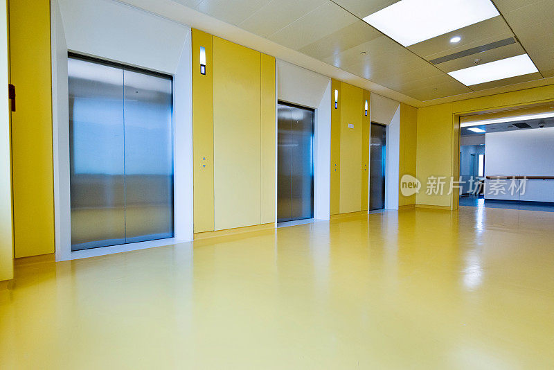 现代医疗诊所的电梯