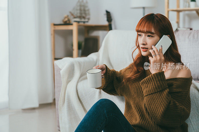 年轻的亚洲日本女人在用手机聊天