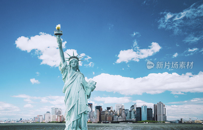 自由女神像和纽约天际线