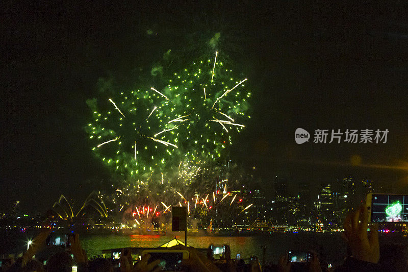 悉尼海港大桥在2020年新年前夜的烟花欢迎秀上