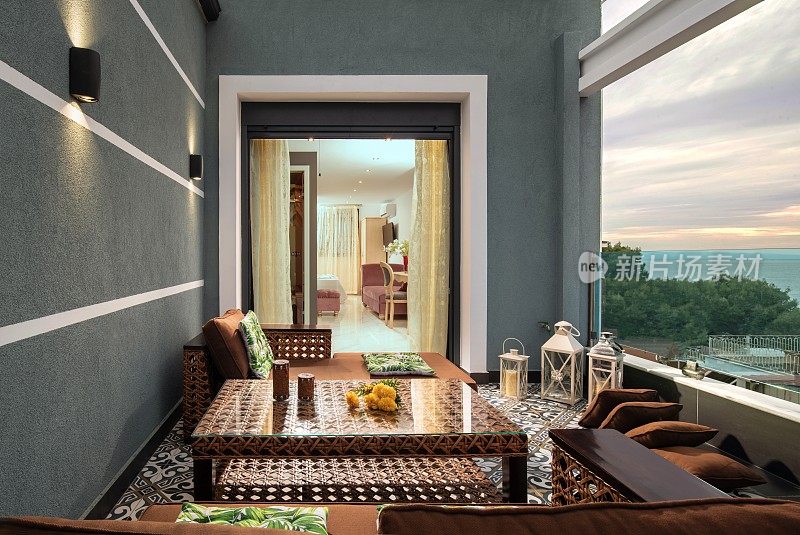 东方风格的室内露天阳台与柳条家具在豪华酒店。现代公寓客厅的传统阿拉伯装饰
